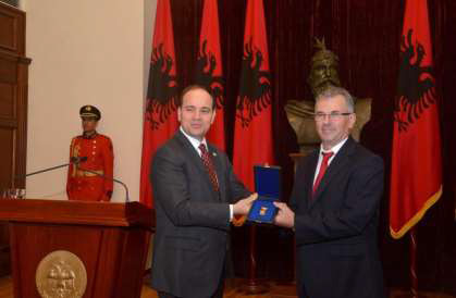 bujar nishani - visho ajzai lika, dekorim