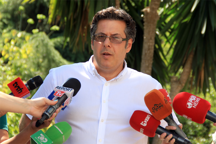 edi paloka, prononcim me mikrofona