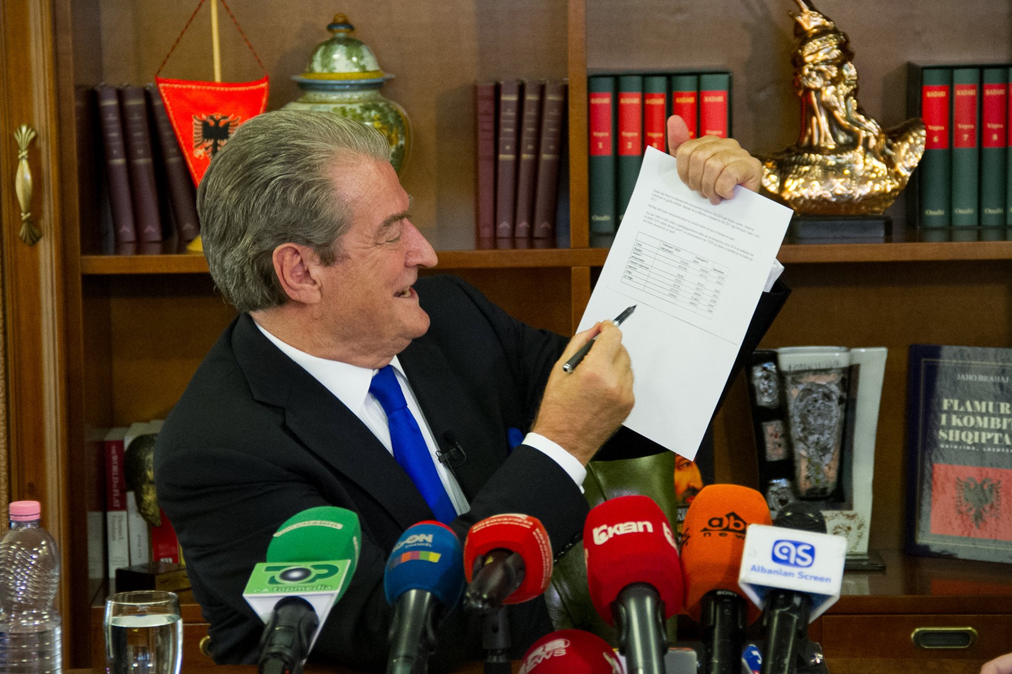 sali berisha, me shkrese ne dore