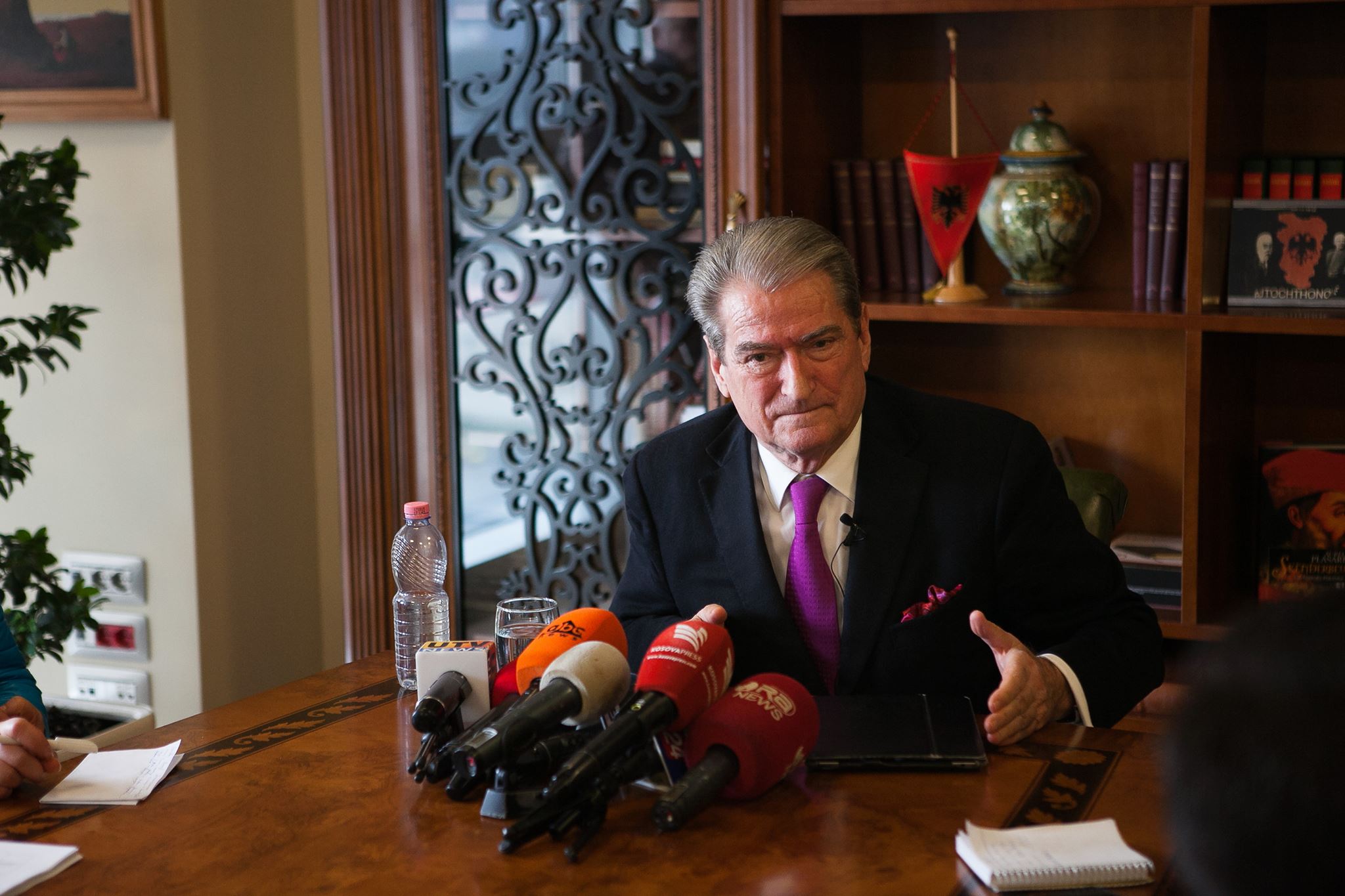 sali berisha, ne zyre_copy_1