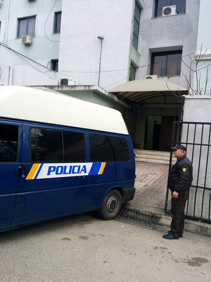 spito ksera ne furgonin e policise1