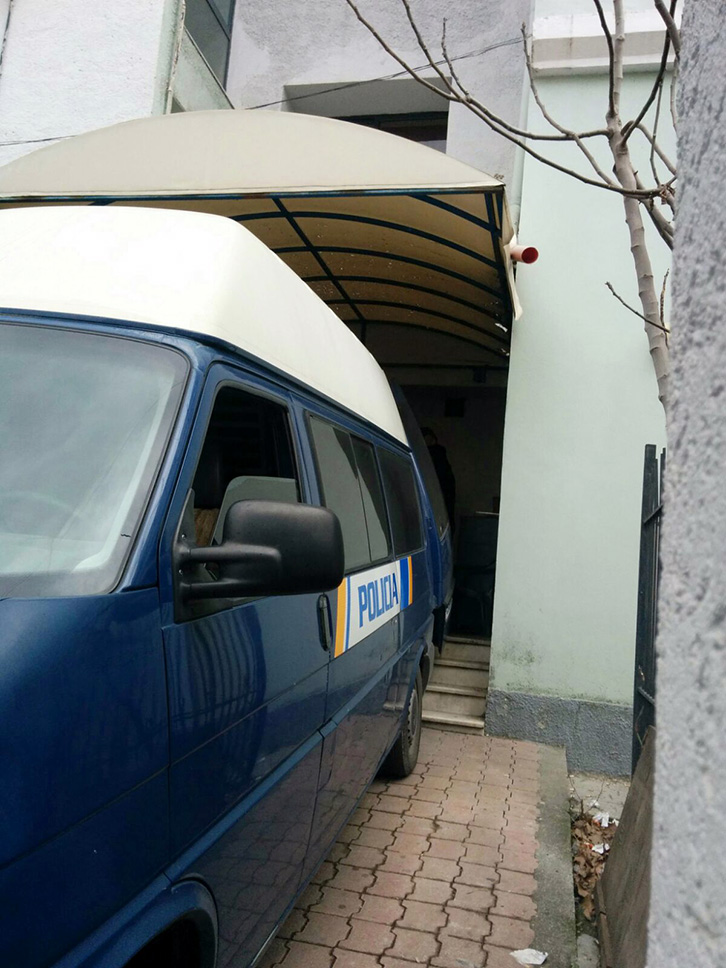 spito ksera ne furgonin e policise