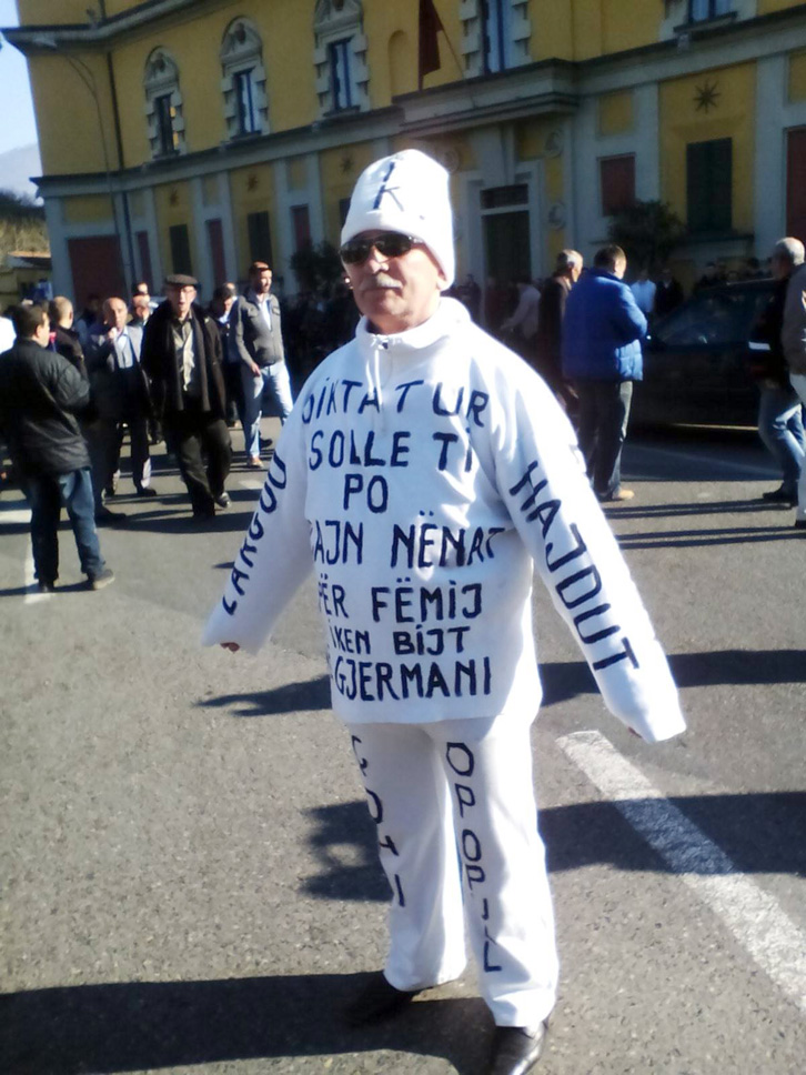 tirane, protesta 8 dhjetor 2015, pankarta1