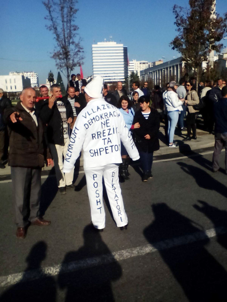 tirane, protesta 8 dhjetor 2015, pankarta2