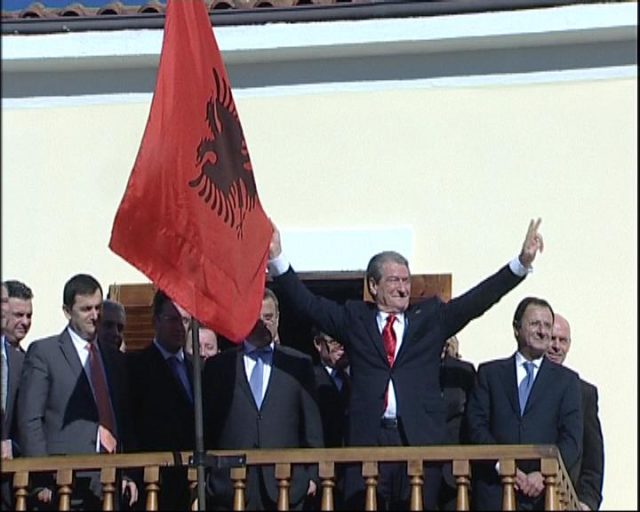 FOTO/ Me entuzjazëm e urojnë qytetarët ish-kryeministrin Berisha për festën e Pavarsisë