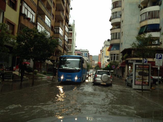 FOTO LAJM/ Disa minuta reshje dhe Tirana përmbytet