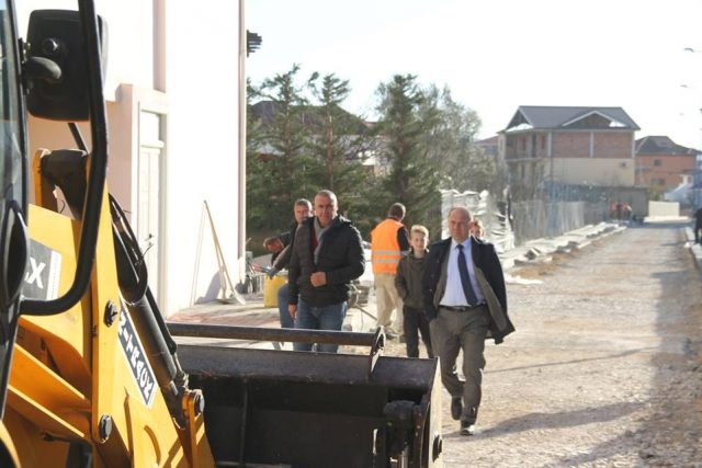 Paskuqani kantier ndërtimi, Xhelal Mziu në terren për inspektimin e punimeve në infrastukturë