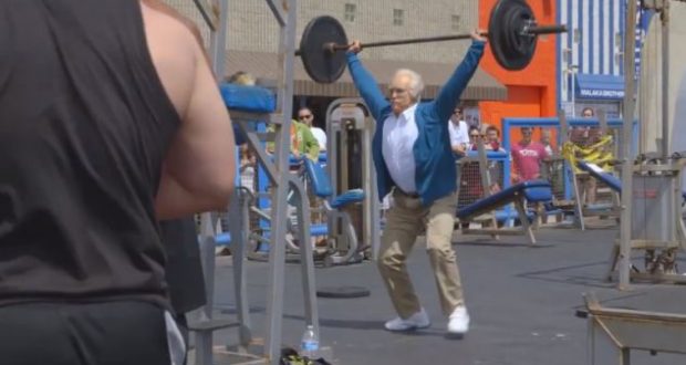 VIDEO/ Kur “gjyshi” turpëron djemtë e rinj në ngritjen e peshave