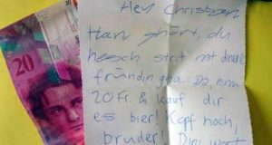 Zvicerani urrente fqinjin shqiptar, ky e befason me një dhuratë dhe mesazh surprizë