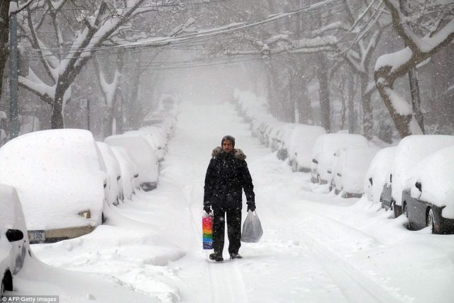 3081e8bb00000578_3413634_a_man_makes_his_way_during_a_storm_in_new_york_while_across_the_a_80_1453624634275_17835.jpg