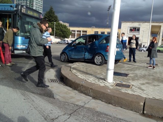 FOTO/ Aksident në Tiranë, autobusi urban përplaset me makinën