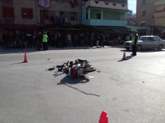 Tiranë, aksident i rëndë, makina përplas 19-vjeçaren
