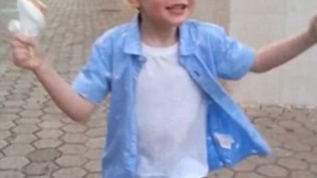 VIDEO/ Kërcen nga gëzimi që bleu akullore, por hidhërohet shumë kur i bie në tokë