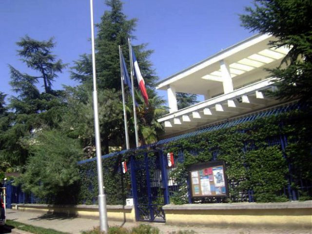 DETAJE/ Ambasada franceze uron dhe njofton për vizitën e presidentit Hollande në Tiranë