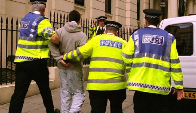 angli_policia_arrestim_44464.jpg