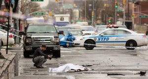 FOTO/ Djali i vogël qan mbi trupin e babait, hajduti e shtyu i kaloi sipër me makinë