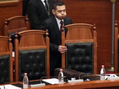 Rikthehet Sali Berisha në Kuvend, “zbyth” Arben Ahmetajn nga foltorja