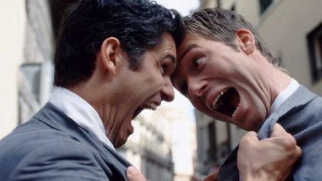 Si të silleni dhe t’i qetësoni njerëzit agresivë dhe të ashpër?