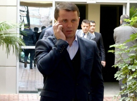 Armando Prenga po ndërton një alibi të re