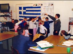 VIDEO/ Këndohet shqip në shkollën ku ka studiuar kryeministri grek