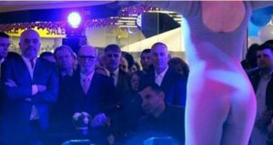 VIDEO/ Edi Rama dhe Rexhep Qosja “shijojnë” performancën e balerinës