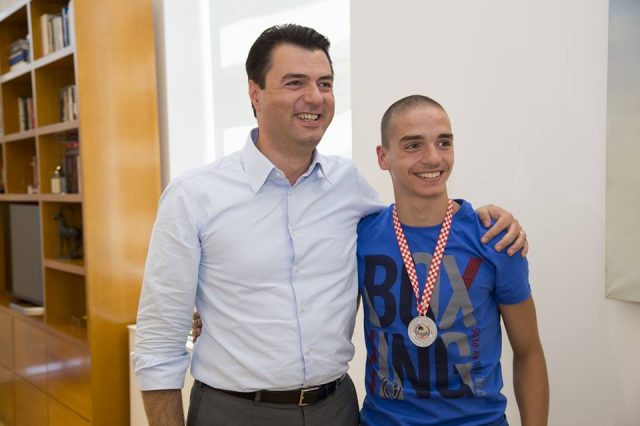 FOTO/ Basha takon kampionin e karatesë: Të mbështesim talentet