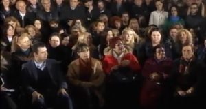 Aurela Basha në krah të kreut të PD, mban një fjalë para protestuesve