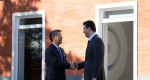 Ambasadori amerikan Lu, takim me Lulzim Bashën