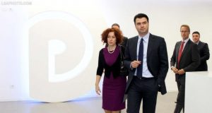 Basha nga cadra e protestës tregon dy “BE”-të në Tiranë