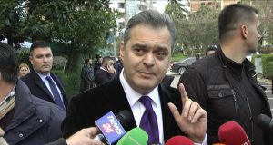 Rama ruajti Blushin me bodigardët e tij nga militantët që i ndërseu vet