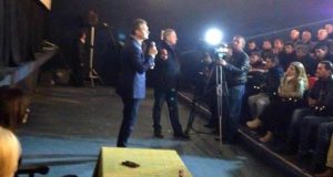 Elbasan, Ben Blushi fjalim mes fishkëllimash: Banditë ka edhe këtu, si në parlament