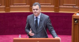 Blushi: O burra o trima, hoqët gozhdën, ngeli vrima