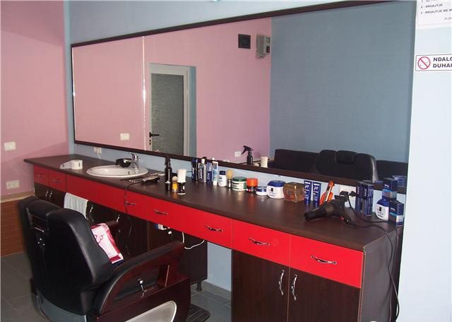 Lirohet pas 80 ditë burgosje, berberi i famshëm i antiinformalitetit