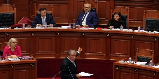 berisha_parlament_me_dore_nga_qeverioa_36853.jpg