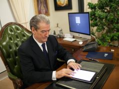 Berisha ironzion me premtimet e Ramës: Prisni prisni nuk keni dëgjuar gjë akoma se bukvale të tjera priten