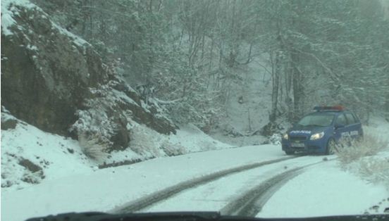 Bllokohen 5 persona në një makinë nga dëbora