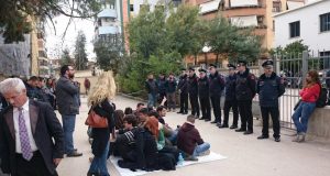 VIDEO/ Incident në Komisariatin 1, policia shoqëron edhe protestues të tjerë