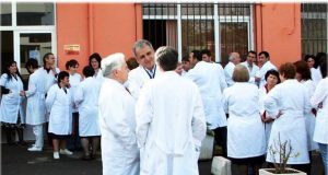 Gjykata Administrative vendos: Infermierët duhet të testohen