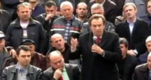 Në 26 vjetorin e rënies së monumentit, te “çadra e lirisë”, bashkëbisedim për 20 shkurtin