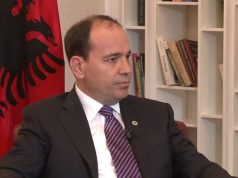 Presidenti Nishani uron besimtarët e krishterë për Krishtlindjen