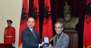 Presidenti Nishani dekoron “Nderi i Kombit” shkrimtarin Zija Çela