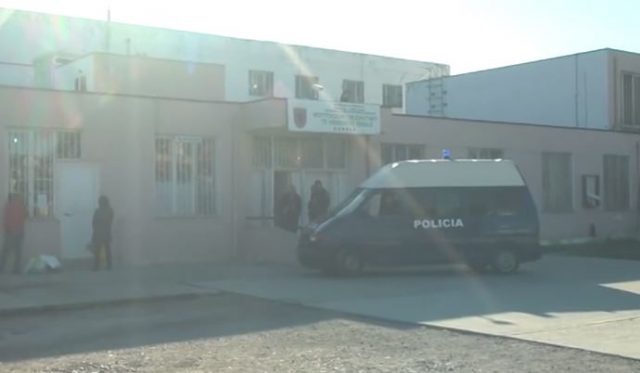 Ylli Manjani shkarkon drejtorin e burgut të Durrësit