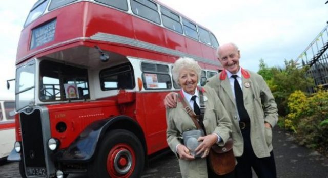 FOTO GALERI/ Angli, 82-vjeçari i blen dhuratë gruas autobusin ku u njohën