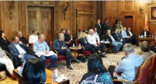 Mosbindje në Maqedoni, bllokohet zyra e Talat Xhaferrit