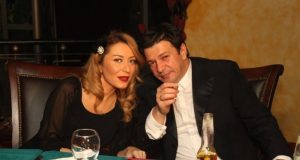 Deputeti shqiptar fiton luftën me tumorin: Për shkak të Zotit dhe gruas