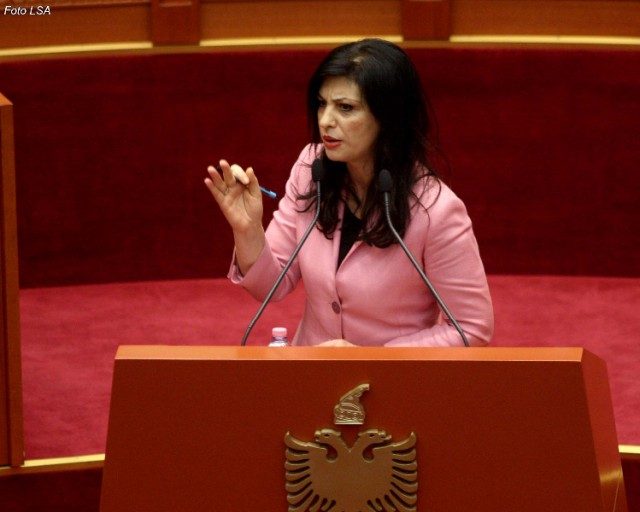 deputetja_e_pd_jozefina_topalli_duke_folur_gjate_nje_seance_640x5121_11754.jpg