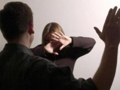 Durrës, babai grushton vajzën e tij të mitur, kapet në flagrancë