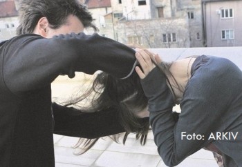 I kërkonte të rilidheshin, i riu xheloz rreh në mes të rrugës 22-vjeçaren