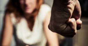 EMRI/ Tiranë, Alidemsi hedh gruan shtatzëne nga shkallët, e bën për në spital