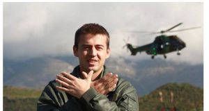 FOTO/ Helikopteri i rrëzuar, dy persona kanë humbur jetën, i mbijetuar ushtari Gerald Baramuca